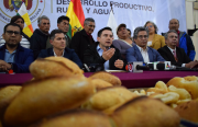 Gobierno acuerda proveer harina a Bs 310 el quintal y mantener el pan a 80 centavos en La Paz
