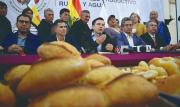 Acuerdo con panificadores fija en Bs 310 el quintal de la harina ante el alza del pan