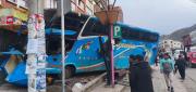 BUS INTERPROVINCIAL DAÑA QUIOSCO Y PARADA DEL PUMAKATARI EN LA PAZ