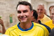 Flávio Bolsonaro se autoproclama líder de Brasil y denuncia fraude electoral