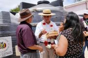 Presidente Rodrigo Paz visitó la tierra del durazno para entregar tanques de almacenamiento de agua 