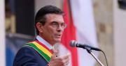 El oficialismo defiende el viaje de Paz en busca de inversiones; la oposición cree que hay “vergüenza” por las denuncias