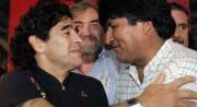 Evo Morales recibe críticas tras publicar una foto junto a Diego Maradona por el cumpleaños del exfutbolista