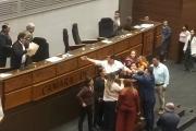 Roberto Castro se da reelecto en Diputados por aclamación en medio gritos y denuncias de nulidad